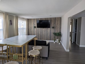 Interior - Charming 2-bedroom house in Englewood with WiFi and AC (Englewood)