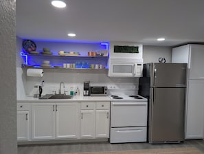 Fridge, oven, stovetop, coffee/tea maker