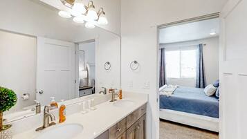 Cabaña Deluxe, 6 habitaciones, vista a la montaña | Baño | Secadora de cabello, toallas, jabón, shampoo