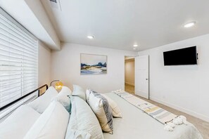 Deluxe Cabin, 6 Bedrooms, Mountain View | 6 bedrooms, iron/ironing board, free WiFi - Bear Lake Haus by Cloud Dream Homes (Garden City)