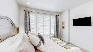 Deluxe Cabin, 6 Bedrooms, Mountain View | 6 bedrooms, iron/ironing board, free WiFi