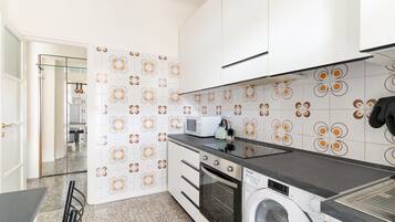 Réfrigérateur, micro-ondes, four