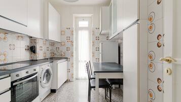 Réfrigérateur, micro-ondes, four