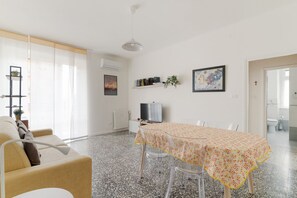 TV - GuestHost - Milan-Città Studi Apartment with balcony (Milano)