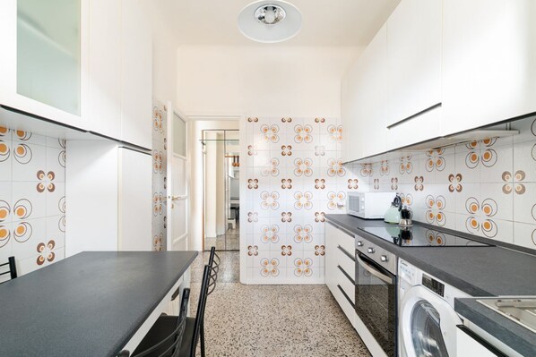 Kühlschrank, Mikrowelle, Ofen