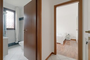 Shower, bidet - GuestHost - Cosy 60sqm flat with a private garden of 8sqm that can accommodate up to 4 people, located on the ground floor of a building with lift.The flat is only 500m from the Parco Nord, the largest green area in Milan!At 500m there is also the ‘Bru (Milano)