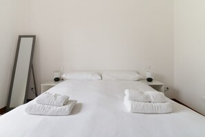 1 bedroom, WiFi - GuestHost - Cosy 60sqm flat with a private garden of 8sqm that can accommodate up to 4 people, located on the ground floor of a building with lift.The flat is only 500m from the Parco Nord, the largest green area in Milan!At 500m there is also the ‘Bru (Milano)