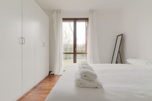 1 bedroom, WiFi - GuestHost - Cosy 60sqm flat with a private garden of 8sqm that can accommodate up to 4 people, located on the ground floor of a building with lift.The flat is only 500m from the Parco Nord, the largest green area in Milan!At 500m there is also the ‘Bru (Milano)