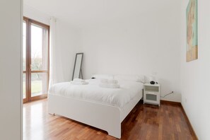 1 bedroom, WiFi - GuestHost - Cosy 60sqm flat with a private garden of 8sqm that can accommodate up to 4 people, located on the ground floor of a building with lift.The flat is only 500m from the Parco Nord, the largest green area in Milan!At 500m there is also the ‘Bru (Milano)