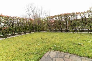 Property grounds - GuestHost - Cosy 60sqm flat with a private garden of 8sqm that can accommodate up to 4 people, located on the ground floor of a building with lift.The flat is only 500m from the Parco Nord, the largest green area in Milan!At 500m there is also the ‘Bru (Milano)