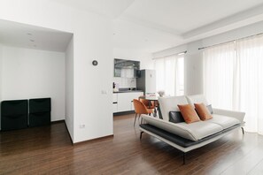 TV - GuestHost - Superior Apt with balcony and parking (Milano)