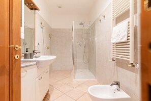 Een douche, een haardroger, een bidet, toiletpapier