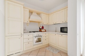 Réfrigérateur, four, plaque de cuisson, lave-vaisselle