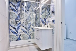 Dusche, Haartrockner, Bidet, Handtücher