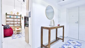 Interior - Large 125mq apartment located in the heart of Naples, between Corso Garibaldi, Central Station and Porta Capuana, combines tradition and modern comfort. Recently renovated, it boasts floors in Vietri majolica and furnishing inspired by Neapolitan culture (Napoli)
