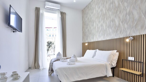 3 bedrooms, iron/ironing board, WiFi, bed sheets - Large 125mq apartment located in the heart of Naples, between Corso Garibaldi, Central Station and Porta Capuana, combines tradition and modern comfort. Recently renovated, it boasts floors in Vietri majolica and furnishing inspired by Neapolitan culture (Napoli)