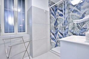 Shower, hair dryer, bidet, towels - GuestHost - Dimora Leone Relais in Naples (Napoli)