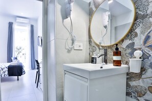 Regadera, secadora de cabello, bidet, toallas 