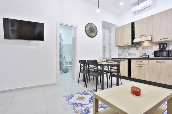 Kühlschrank, Mikrowelle, Herdplatte, Geschirrspüler