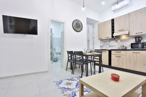 Réfrigérateur, micro-ondes, plaque de cuisson, lave-vaisselle