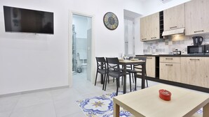 Fridge, microwave, stovetop, dishwasher - Large 125mq apartment located in the heart of Naples, between Corso Garibaldi, Central Station and Porta Capuana, combines tradition and modern comfort. Recently renovated, it boasts floors in Vietri majolica and furnishing inspired by Neapolitan culture (Napoli)