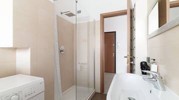 Asciugacapelli, bidet, asciugamani, carta igienica