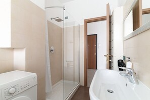 Hair dryer, bidet, towels, toilet paper