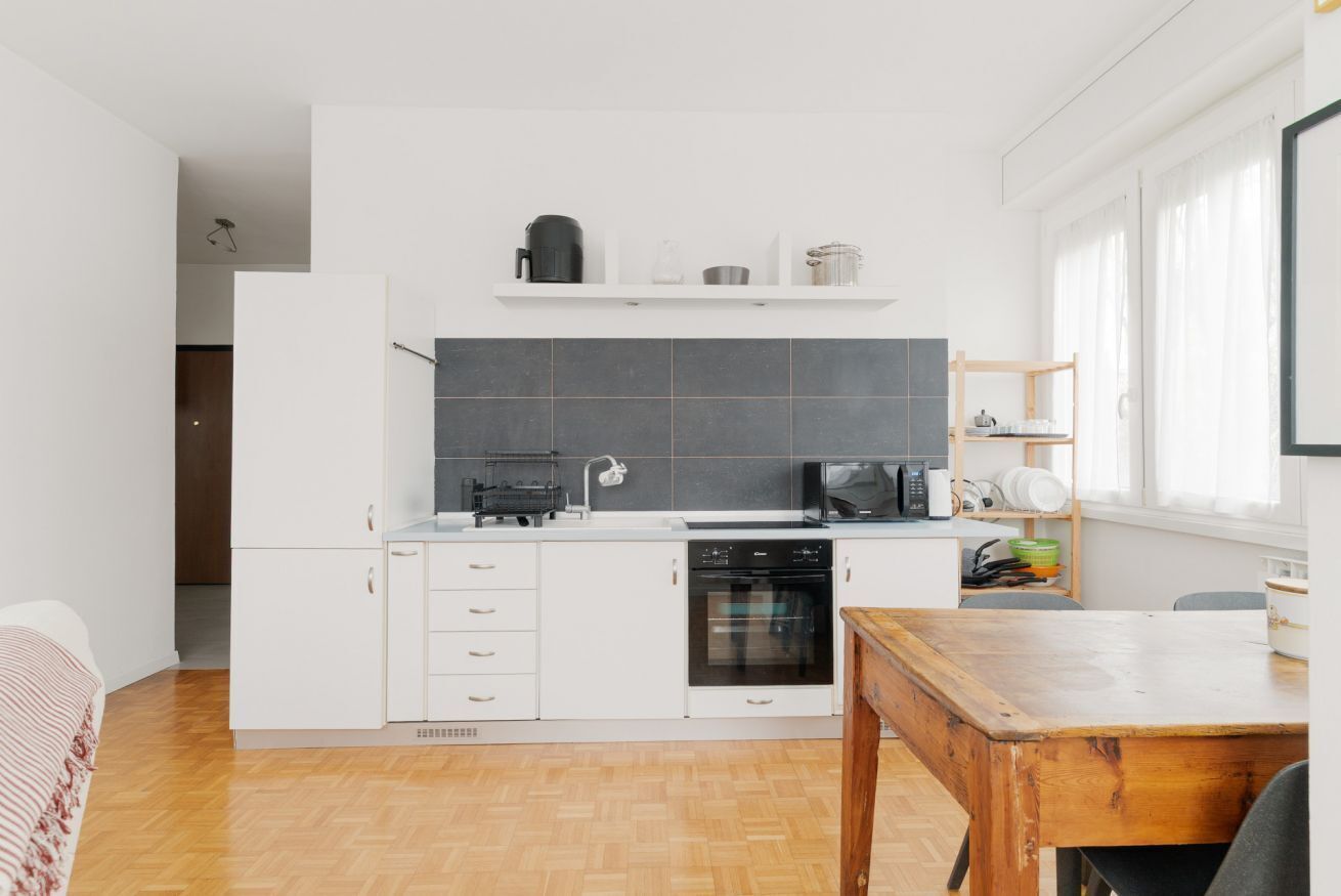 Réfrigérateur, four, plaque de cuisson, bouilloire électrique