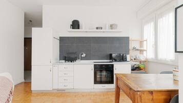 Réfrigérateur, four, plaque de cuisson, bouilloire électrique