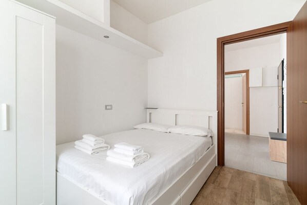 2 bedrooms, iron/ironing board, WiFi