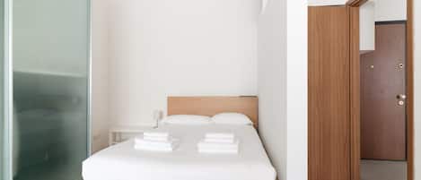 2 bedrooms, iron/ironing board, WiFi