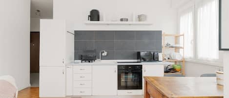 Refrigerador, horno, parrilla de estufa y tetera eléctrica