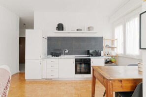 Fridge, oven, stovetop, electric kettle