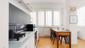 Frigorifero, forno, piano cottura, bollitore elettrico