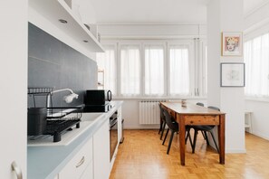 Fridge, oven, stovetop, electric kettle