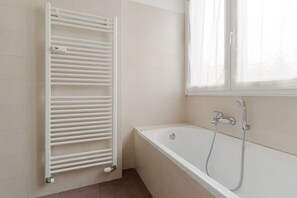 Haartrockner, Bidet, Handtücher, Toilettenpapier