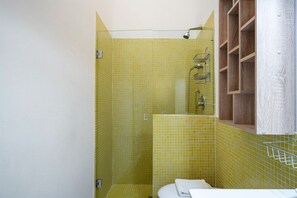 Een douche, een haardroger, een bidet, handdoeken