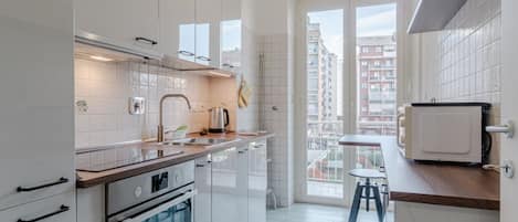 Microonde, forno, piano cottura, lavastoviglie