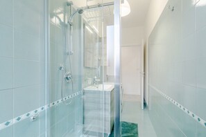 Douche, sĂšche-cheveux, bidet, serviettes fournies