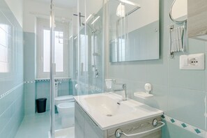 Douche, séchoir à cheveux, bidet, serviettes fournies