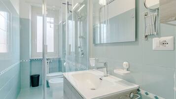 Shower, hair dryer, bidet, towels