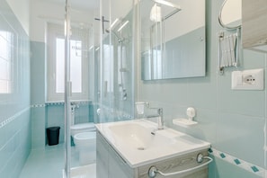 Douche, séchoir à cheveux, bidet, serviettes fournies