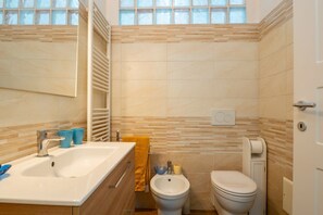 Douche, séchoir à cheveux, bidet, serviettes fournies