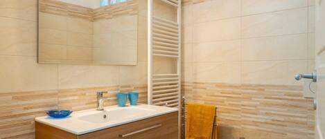 Shower, hair dryer, bidet, towels