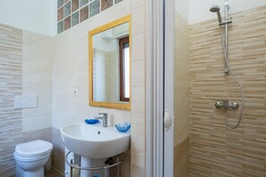 Dusche, Haartrockner, Bidet, Handtücher