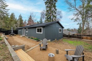 Terrace/patio - Cozy 3BR Retreat in Midtown Bend (Bend)