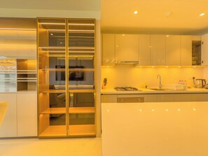 Frigorífico, microondas, horno y placa de cocina