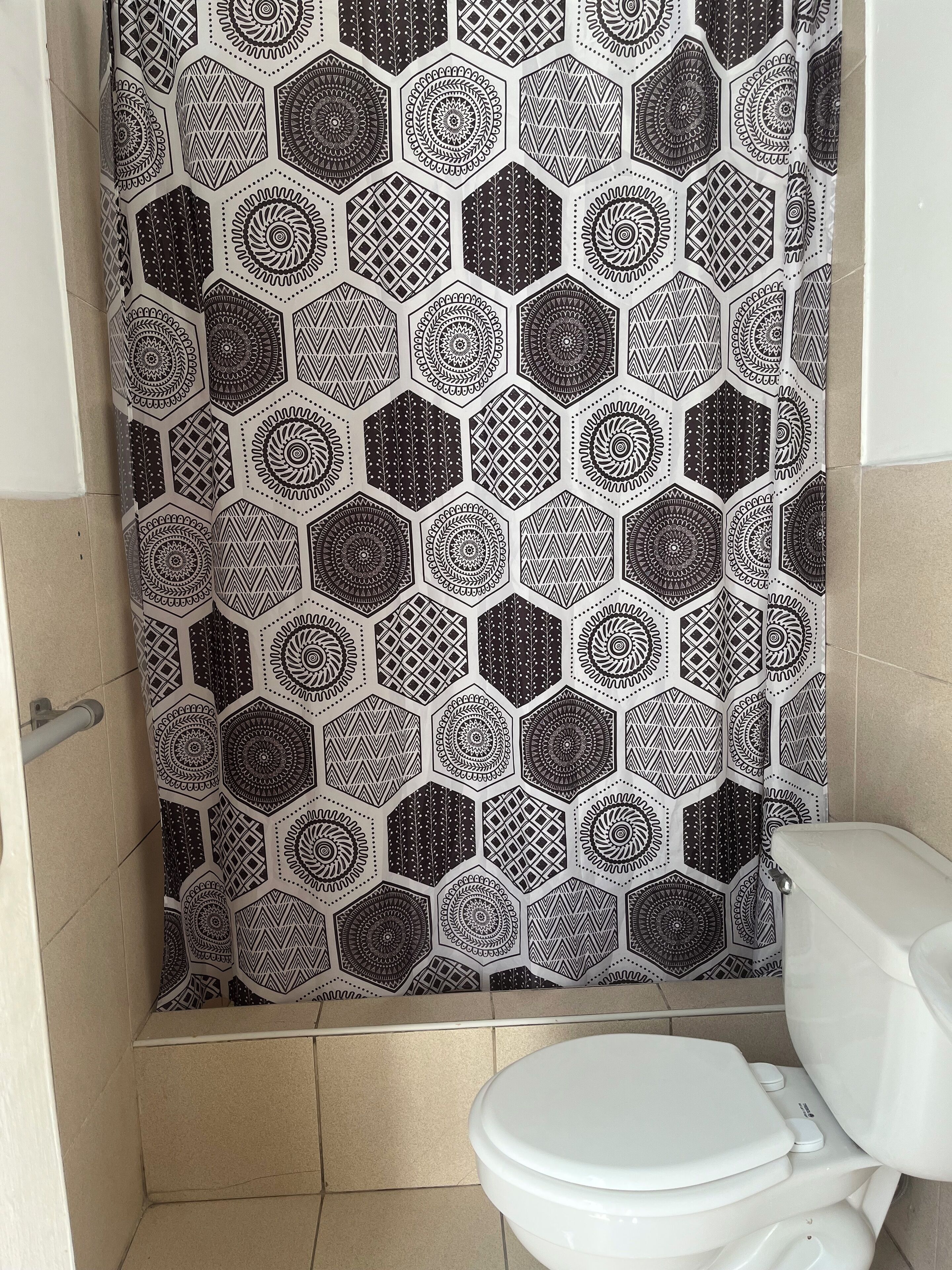 Toalhas de banho, sabonete, papel higiênico 