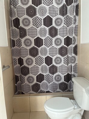 Toalhas de banho, sabonete, papel higiênico 