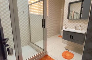 Serviettes fournies, savon, papier toilette